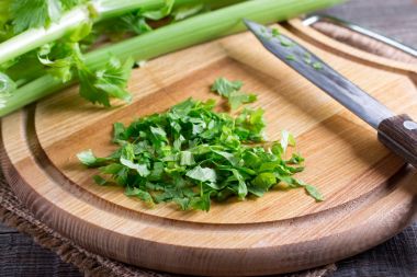 Doğranmış kereviz yeşillik bir kesme tahtası üzerinde