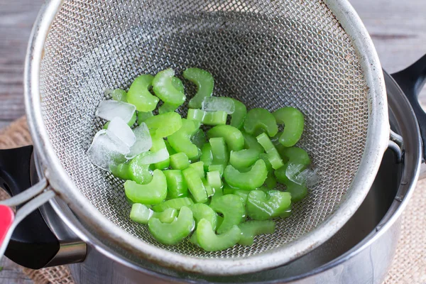 In een vergiet in ijswater GEBLEEKTE BLEEKSELDERIJ — Stockfoto