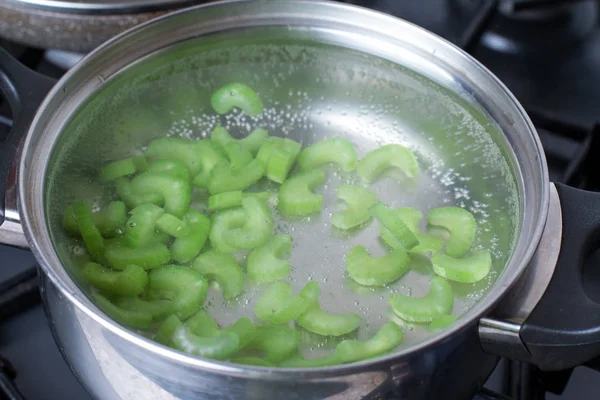 Des Morceaux Céleri Dans Eau Bouillante Sur Poêle — Photo