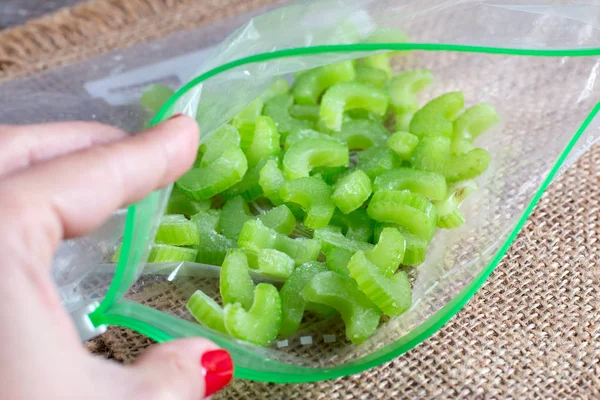 Bevroren stukjes BLEEKSELDERIJ in een zak op een houten bord — Stockfoto