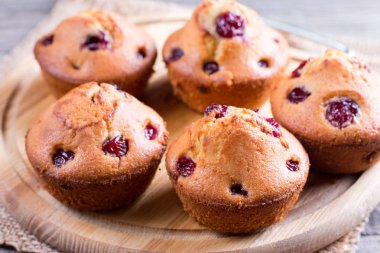 Ahşap masa üzerinde plaka üzerinde ev yapımı kiraz kek