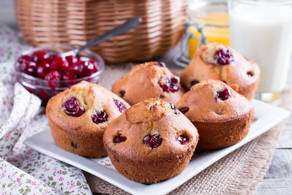 Süße Muffins gefüllt mit Kirschen — Stockfoto