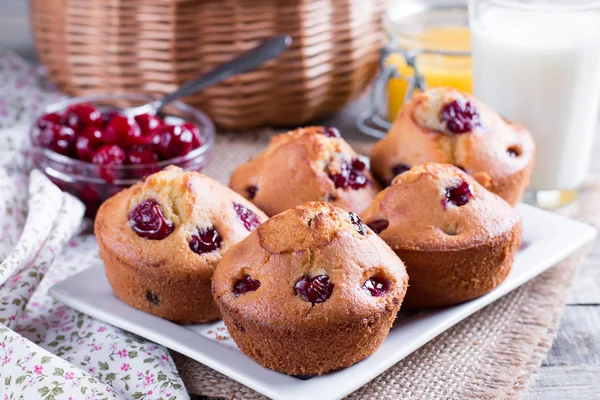 Magdalenas dulces rellenas de cerezas — Foto de Stock