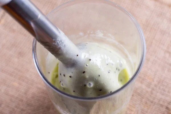 Purée de fruits dans un mélangeur — Photo