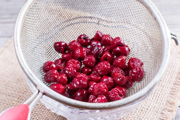 Cerezas congeladas en un colador — Foto de Stock