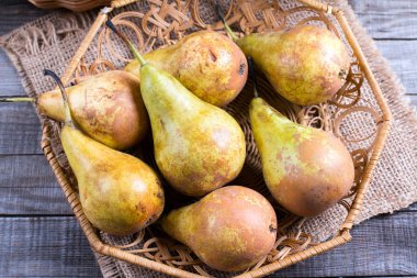 Köy ahşap bir masada taze taze organik armutlar.