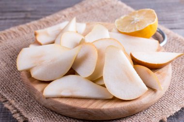 Bir tabloda bir kesme tahtası armut dilimleri