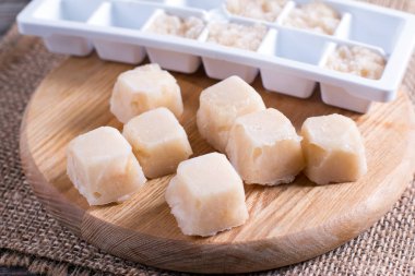 Bir tabloda bir kesme tahtası üzerinde donmuş armut püre