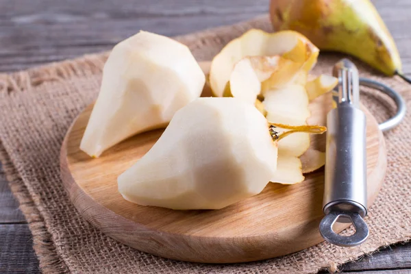 Geschilde peren op een snijplank — Stockfoto