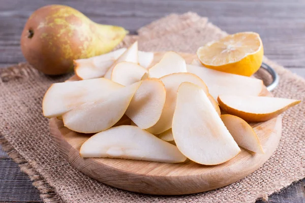 PEAR segmenten op een snijplank op een tafel — Stockfoto