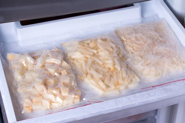 Замороженный картофель в мешках в морозилке — стоковое фото