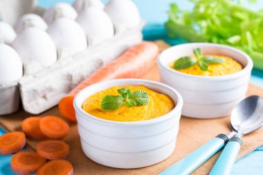 Ramekins ile lezzetli havuç sufle ahşap tablo