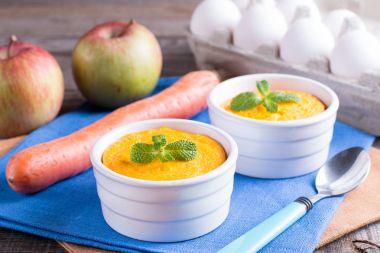 Sufle havuç ve elma ahşap masa üzerinde seramik ramekin