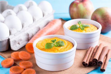 ?ahşap masa üzerinde tarçın ile arrot sufle