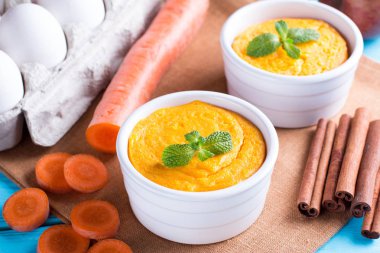 Fransızca peynir sufle beyaz ramekin içinde havuç ile pişmiş