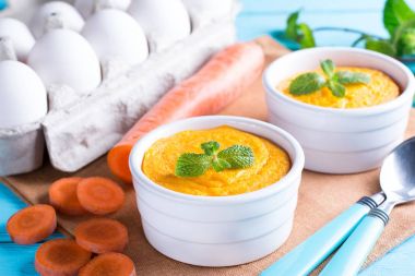Fransızca peynir sufle beyaz ramekin içinde havuç ile pişmiş