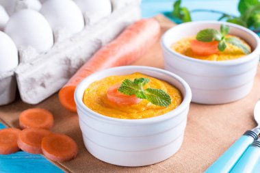 ?ahşap masa üzerinde tavuk ile arrot sufle ile