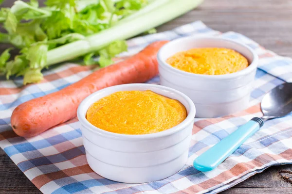 Ahşap masa üzerinde lezzetli havuç sufle ile güveç.