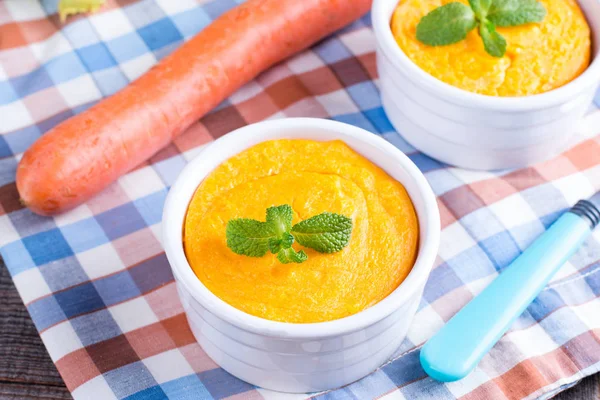 Ramekins ile lezzetli havuç sufle ahşap tablo.