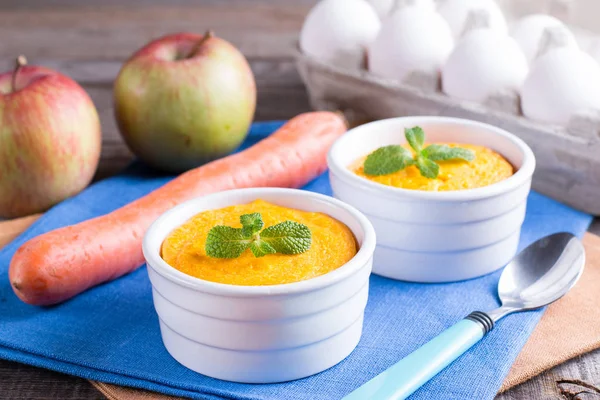 Sufle havuç ve elma ahşap masa üzerinde seramik ramekin