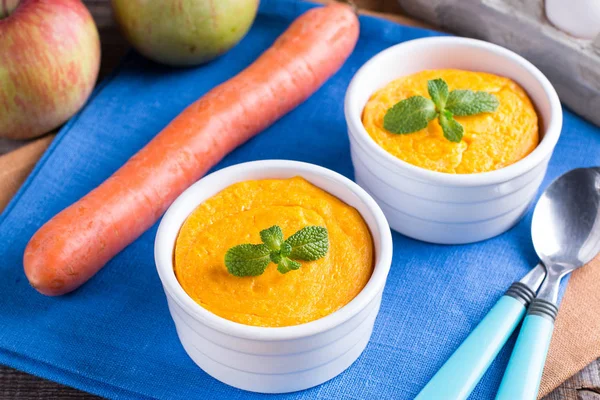 Sufle havuç ve elma ahşap masa üzerinde seramik ramekin