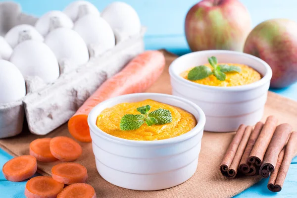 ?ahşap masa üzerinde tarçın ile arrot sufle