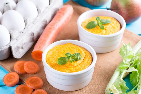 ?ahşap masa üzerinde tavuk ile arrot sufle ile