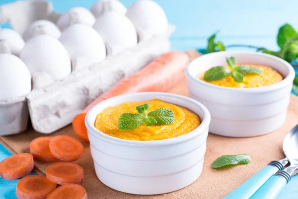 Суфле из запеченного сыра с морковью в белом рамекине — стоковое фото