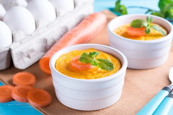 ?ahşap masa üzerinde tavuk ile arrot sufle ile