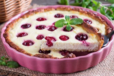 Bir dilim pasta (cheesecake) vişne dolgulu