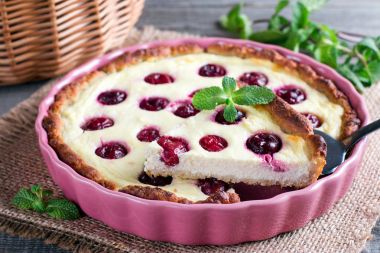 Süzme peynir ve kiraz ile ev yapımı pasta