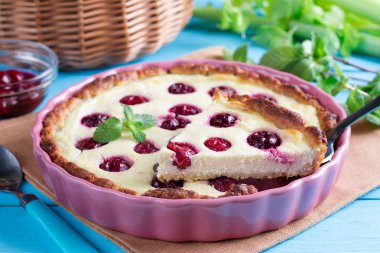 Süzme peynir ve ekşi krema doldurma, formu pişirme kiraz açık pasta