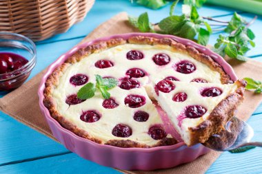 Bir dilim pasta (cheesecake) vişne dolgulu