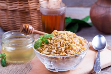 Sağlıklı kahvaltı. Granola bal tablo ile.