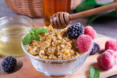 Sağlıklı kahvaltı. Çilek ve masada ballı yulaf ezmesi.