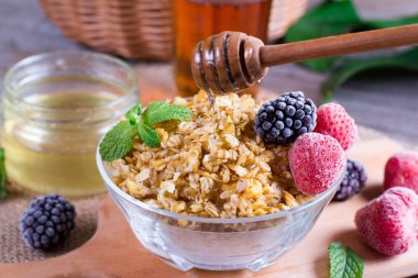 Sağlıklı kahvaltı. Çilek ve masada ballı yulaf ezmesi.