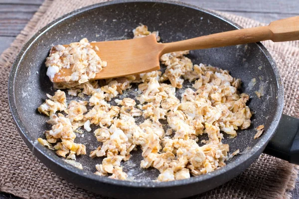 オートミールをフライパンで卵を揚げます。健康的な朝食、健康的な食事、ビーガン食品コンセプト. — ストック写真