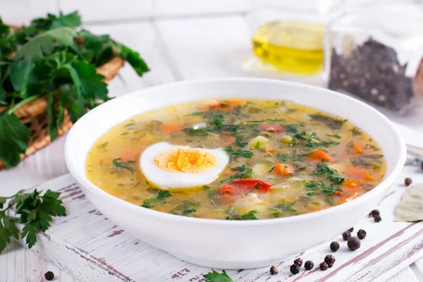 Sup sayuran musim panas dengan kacang-kacangan, kacang polong, jagung, wortel, ayam, telur, hidangan sehat lezat untuk makanan — Stok Foto