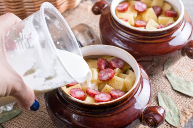 Pastırma ve eski ahşap masa ile seramik bir kasede servis Viyana sosis sıcak patates gulaş