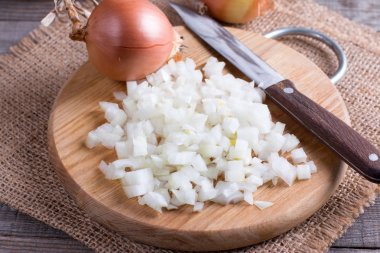 Çiğ soğan, kıyılmış küpleri ahşap oyun tahtası