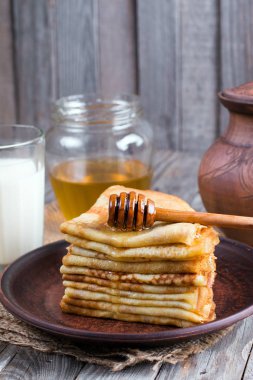 Krep veya Maslenitsa için krep yığını