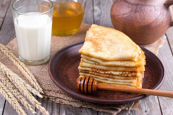 Stapeln von Crêpes oder Pfannkuchen für maslenitsa — Stockfoto