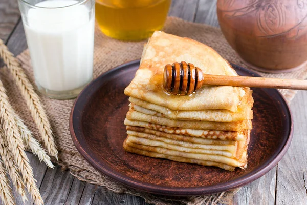 Stapeln von Crêpes oder Pfannkuchen für maslenitsa — Stockfoto