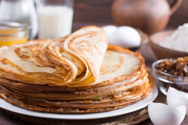 Ahşap arka plan üzerinde birçok krep. Geleneksel Ukrayna veya Rusça krep. Shrovetide Maslenitsa.