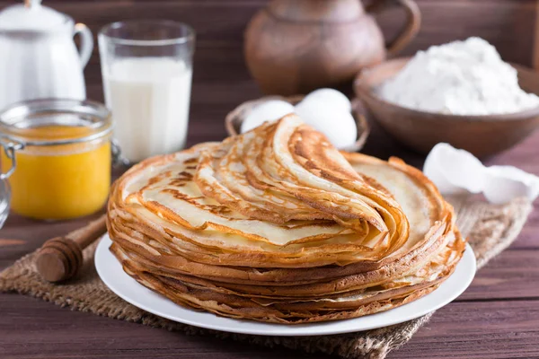 Panquecas. Panquecas finas ao pequeno-almoço. Russo desfocado. Maslenitsa . — Fotografia de Stock