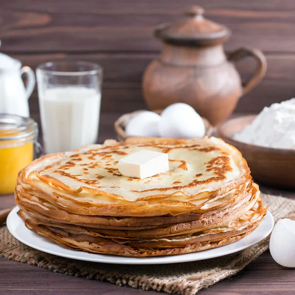 Traditionelle ukrainische oder russische Pfannkuchen auf einem Teller mit Butter. — Stockfoto