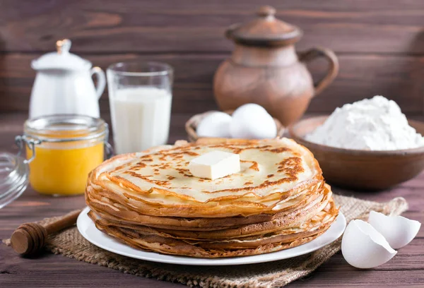 Pancakes. Thin pancakes for breakfast. Russian bliny. Maslenitsa. — Stock Photo, Image