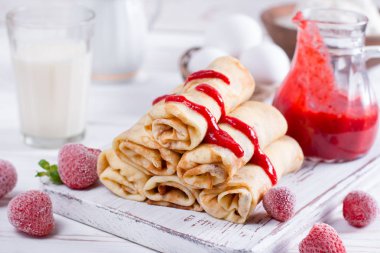 Süzme peynir ve berry sos ile doldurulmuş krep