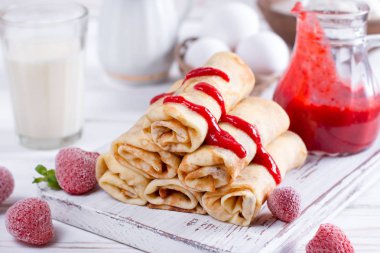 Süzme peynir ve berry sos ile doldurulmuş krep