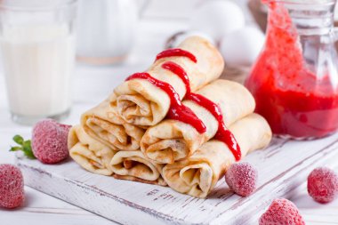 Süzme peynir ve berry sos ile doldurulmuş krep
